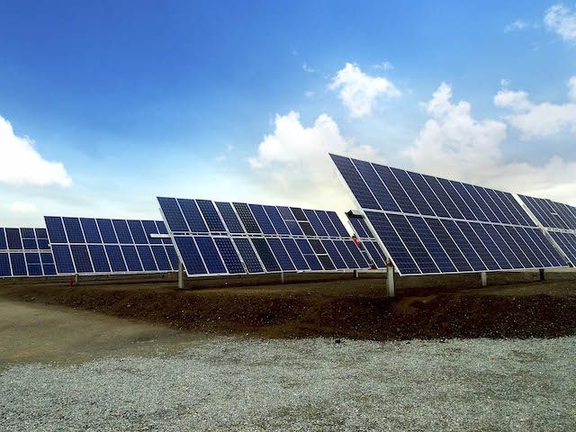 Los paneles solares fotovoltaicos bifaciales superan en rendimiento de los convencionales