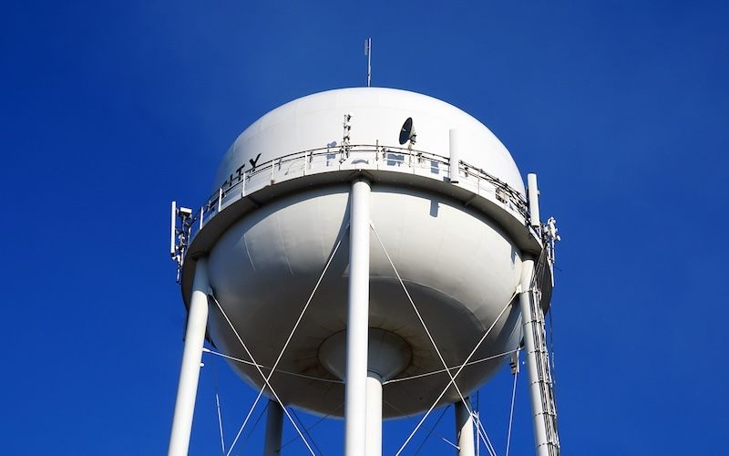 La propuesta de las ciudades esponja se alinea con esta visión al promover un modelo de desarrollo urbano que incorpora la absorción natural y la reutilización del agua de lluvia