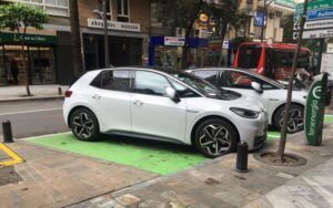 Lee más sobre el artículo Desafíos del coche eléctrico: ¿qué nos frena en el camino hacia una movilidad sostenible?